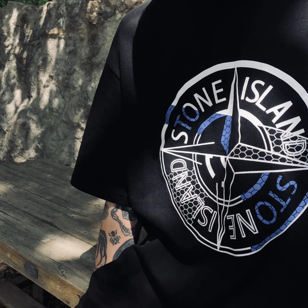 W625#P110💰 [Stone lsland/Stone Island summer new chest broken grid compass printed short-sleeved T-shirt] ⚠️[Original creation, high control of details] - Made of 260 grams of combed cotton, 32 count double yarn, soft and comfortable to the touch, sweat-absorbent and breathable. - Simple, basic and versatile style, original quality, the first choice for couples. - Made in a large factory, four needles and five threads on the shoulder, neatly arranged, high quality workmanship. - Same style for men and women. Very versatile, one piece for everyone, details are clearly visible. Color: Black White Size: M L